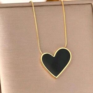 Stainless Steel Necklace With Acrylic black Iirregular Heart-Shaped Pendant.‎
